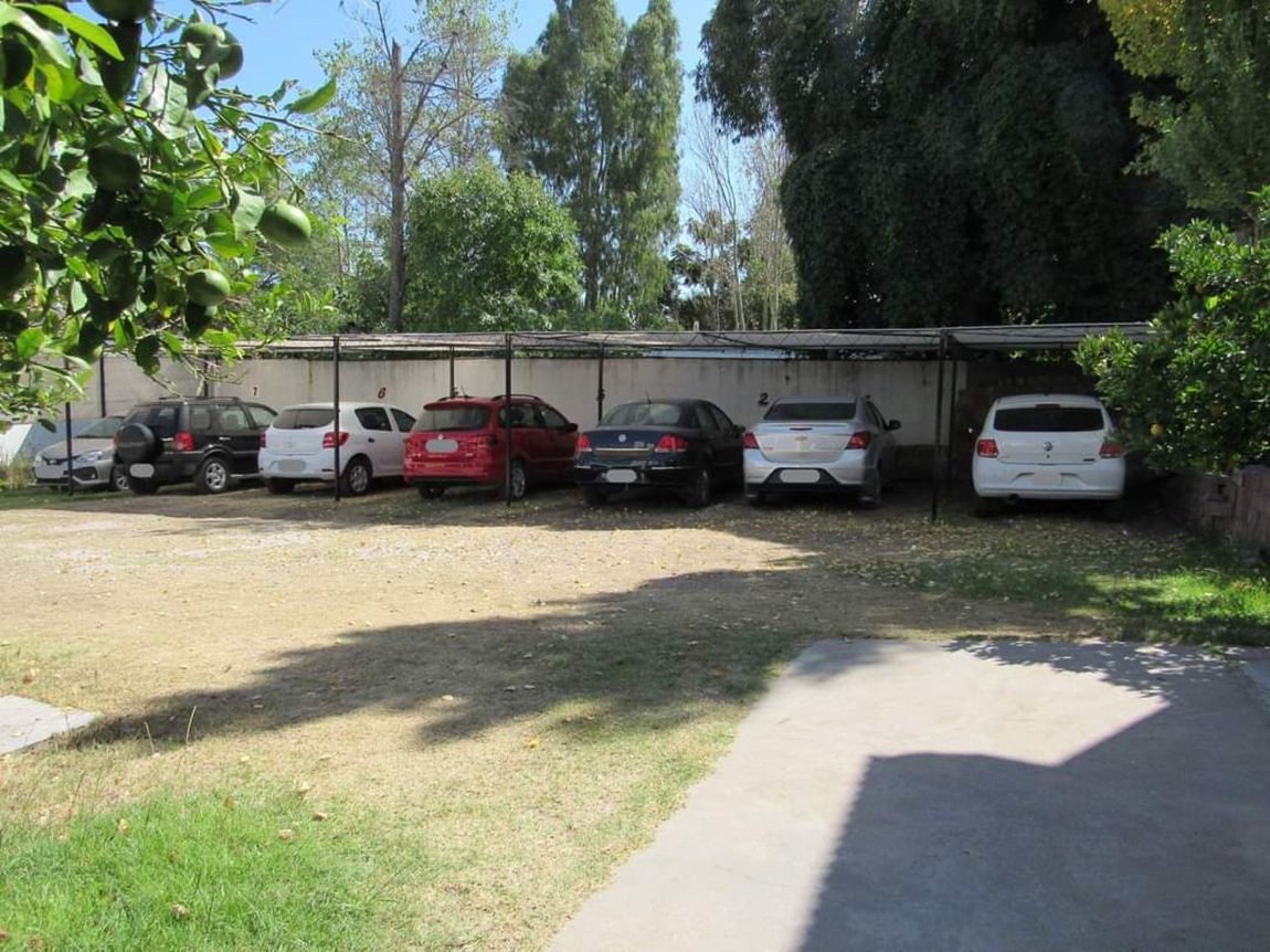 Pileta y reposeras en Cabañas Nahuel